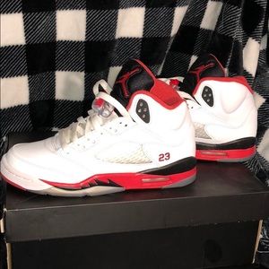 Air Jordan 5 Retro (GS) Fire Red’s size 6y